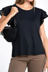 Remera negra de viscosa y elastano, con escote redondo y mangas cortas con volado de tela perforada (broderie).