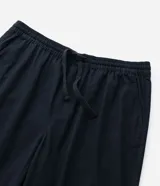 Pantalón de sarga corte relaxed, color negro, con cintura elástica y lazo de ajuste. Cuenta con bolsillos laterales y diseño liso.