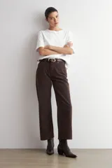 Remera de corte oversized, color blanco, con cuello redondo y mangas cortas.