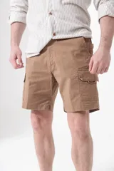 Bermuda color marrón claro de gabardina, corte recto, con bolsillos laterales y traseros.