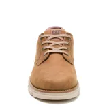 Zapatos Caterpillar modelo Estimate Lo para hombre, confeccionados en cuero color marrón, con cordones y suela track de goma en tono claro.