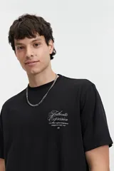 Remera negra de manga corta con corte oversize y estampado frontal con la frase "Authentic Expression".