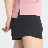 Remera deportiva New Balance de manga corta y cuello redondo, color rosa pálido, con logo reflectante en el pecho.