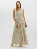 Vestido largo de gasa con hilo metalizado lurex, color beige, con escote en V cruzado y drapeado, cintura alta con aplicaciones de strass y falda larga plisada con movimiento.
