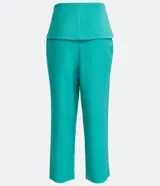 Pantalón capri color verde agua, de tiro alto, con cintura ancha, pala sobrepuesta con pespuntes y botones forrados.