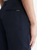 Short chino azul marino de algodón elástico, con ajuste regular, cierre con cremallera y botón, bolsillos laterales y traseros, trabillas para cinturón e insignia con el logo.