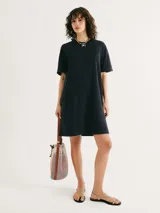 Vestido corto negro de corte recto y mangas cortas.