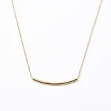 Collar dorado con cadena fina y dije curvo en forma de tubo.