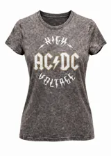 Remera de algodón con efecto acid wash en color gris oscuro, de corte clásico y manga corta. Presenta un estampado frontal con el logo de la banda AC/DC y la leyenda High Voltage.