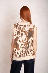 Chaleco tejido sin mangas, con cuello en V y estampado animal print.