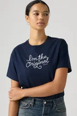 Remera Levi's color azul marino con cuello redondo y mangas cortas. Presenta un bordado frontal en color blanco con el texto "I'm the Original".