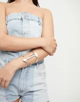 Pulsera rígida plateada con forma de mantarraya.