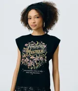 Blusa muscle de algodón negro con hombros estructurados y estampa frontal 'Feminine Mystique' con motivos florales, luna y mariposa.