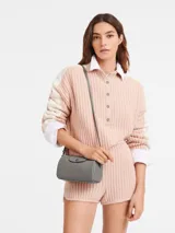 Bandolera Longchamp modelo Le Pliage Xtra XS, color gris.