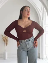 Body marrón de punto canalé con escote profundo y abertura en el centro del pecho.