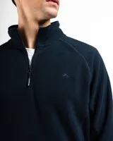 Buzo de polar con cuello alto y cierre frontal parcial, de manga larga y diseño clásico.