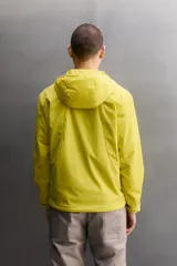Chaqueta acolchada Zara Athleticz de color amarillo, confeccionada en tejido técnico y ligero. Cuenta con cuello subido y capucha, manga larga con puños elásticos, bolsillos frontales con cierre de cremallera oculta y cierre frontal con cremallera.