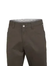 Pantalón casual de gabardina color marrón, de corte recto y silueta moderna. Cuenta con cinco bolsillos, trabillas para cinturón y cierre frontal con botón y cremallera.