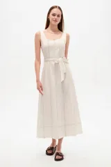 Vestido midi de lino color blanco con cuello cuadrado, sin mangas, detalle de pespuntes a contratono y cinturón con hebilla integrada en la cintura.