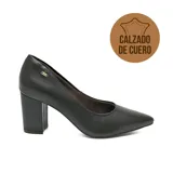 Zapato de tacón cuadrado Via Marte, color negro, con textura granulada, punta fina y detalle de logo metálico dorado en el lateral.