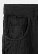 Pantalón de corte recto confeccionado en tejido de bambula de algodón, tiro regular y perneras amplias.