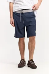 Short de baño surf fit de color salmón, con cintura fija, cordón ajustable en contraste y corte amplio.