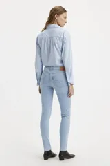 Jeans Levi's modelo 311 Shaping Skinny de tiro medio y corte ajustado. Confeccionados en denim stretch con tecnología de modelado y compresión abdominal, presentan un tono celeste claro con acabado suave.
