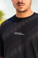 Remera negra de algodón con estampado en la espalda que incluye una mano roja y texto en blanco.