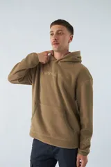 Buzo canguro color marrón de polar con capucha, bolsillo tipo canguro y logo estampado en el pecho.