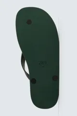 Sandalia tipo ojota o chancleta de goma, con base de color verde oscuro y tiras negras. Presenta una suela plana.