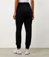 Pantalón deportivo tipo jogger color bordó, confeccionado en tejido de modal con poliéster y elastano. Presenta cintura fija, recortes estratégicos en el diseño y terminación ajustada en la botamanga.