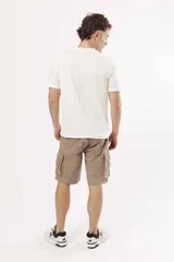 Remera de algodón color verde oliva, con cuello redondo, manga corta y estampado gráfico frontal con texto alusivo a motocicletas.