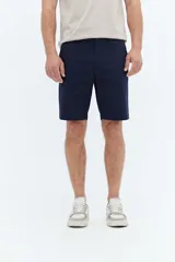 Bermuda de corte chino color azul marino, con diseño clásico de líneas simples y estructura liviana.