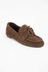 Mocasin de gamuza color marrón con detalle de flecos en el empeine y costuras reforzadas.