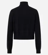 Blusa básica de punto marca Blue Steel, con cuello alto y manga larga. Confeccionada en tejido de punto recto con textura suave y cómoda.