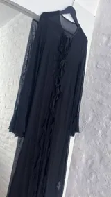 Top negro de microtul con escote en V y tiras finas regulables.