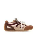 Sneaker urbano confeccionado en mix de cueros y texturas en tonos marrón, beige y bordó, con cordones combinados y suela dentada de goma.