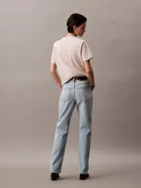 Pantalón de jean celeste de corte recto y tiro alto.