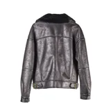 Campera estilo aviador de cuero sintético negro con interior de piel sintética al tono. Presenta cierre frontal cruzado, solapas amplias y detalles de hebillas en el cuello.