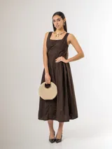 Vestido midi de algodón italiano con spandex, color marrón chocolate, con cuerpo estructurado tipo corsé, escote cuadrado, espalda baja y falda amplia fruncida.