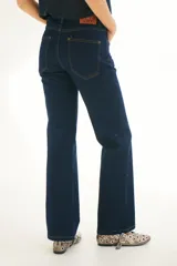 Pantalón de jean azul oscuro de corte recto.