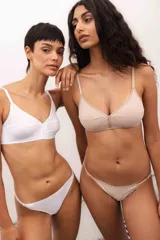 Soutien de copa soft sin aro, confeccionado en tejido ECO Lycra CO2 sustentable, con breteles finos ajustables y diseño de soporte amplio y adaptable.