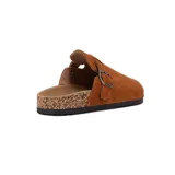 Zueco de cuero gamuzado color marrón, con diseño destalonado, punta redonda y tira ajustable con hebilla metálica lateral. Suela de corcho y base de goma negra.