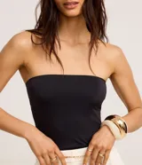 Top strapless (sin breteles) de color celeste claro, ajustado al cuerpo.