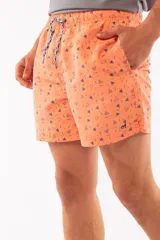 Short de baño azul con franjas horizontales en celeste y azul claro. Cuenta con cintura elástica ajustable con cordón, dos bolsillos laterales y uno trasero.