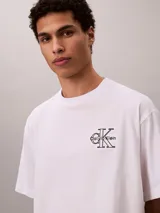 Remera de algodón Calvin Klein color blanco, de corte regular, cuello redondo y manga corta, con el monograma bordado en el pecho.