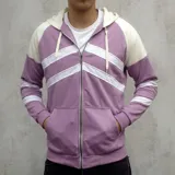 Campera con capucha de algodón color lila con mangas y capucha color crema. Tiene cierre frontal y bolsillos tipo canguro. Presenta tres franjas horizontales blancas en el pecho y los brazos.
