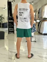 Musculosa blanca con estampado negro en la espalda con diseño tipográfico y gráfico inspirado en información nutricional humorística.