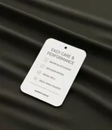 Camisa polo masculina de manga corta, confeccionada en tejido técnico de poliamida con elastano. Presenta cuello inglés con tapeta de tres botones, ofreciendo propiedades de secado rápido, elasticidad y confort térmico.