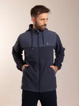 Canguro con capucha azul marino y detalles en azul más oscuro en la parte superior del pecho y la capucha. Tiene cierre frontal, bolsillos laterales y logo de la marca bordado en el pecho.